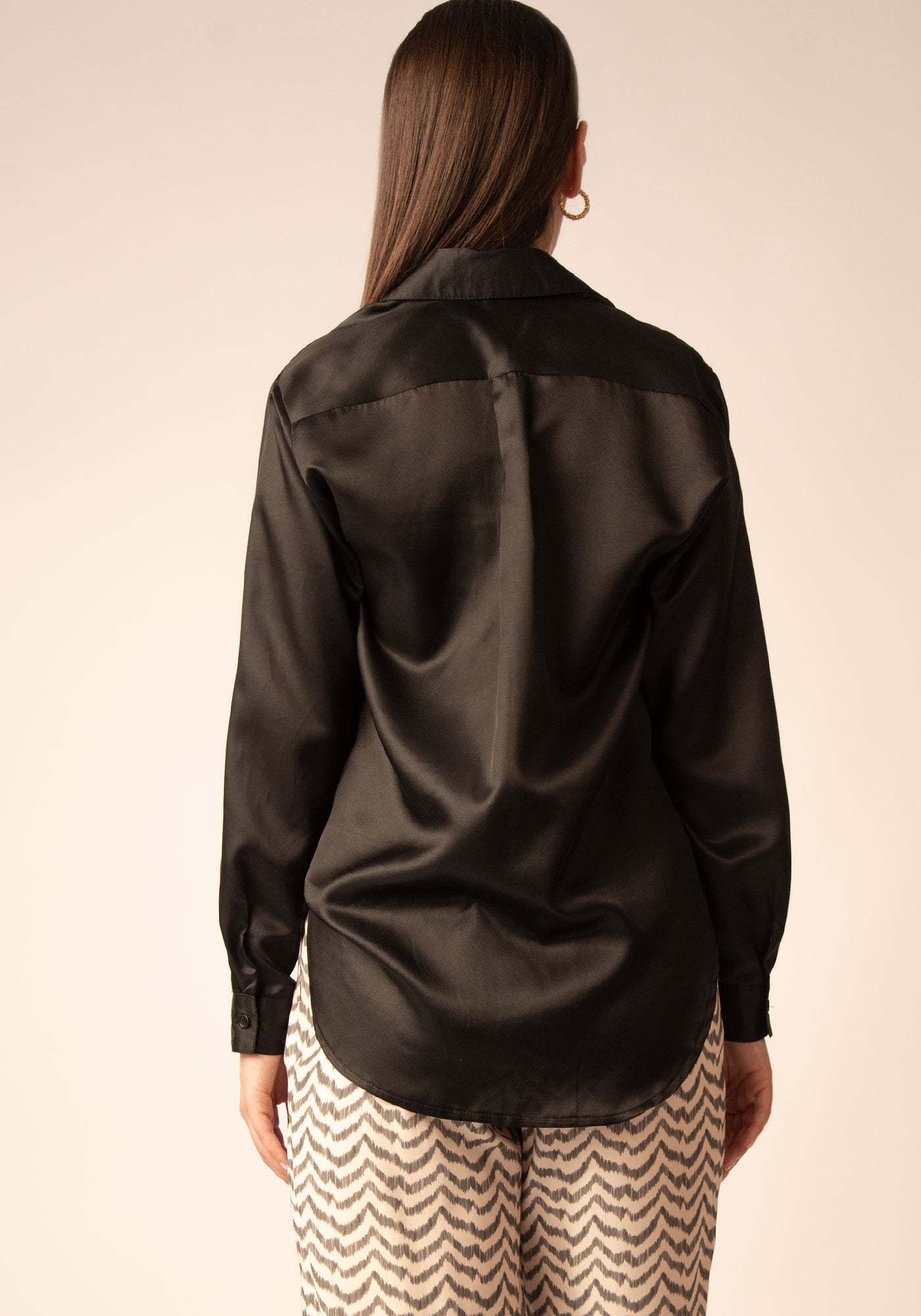 Свободна Дамска Риза от Копринен Микс в Черно