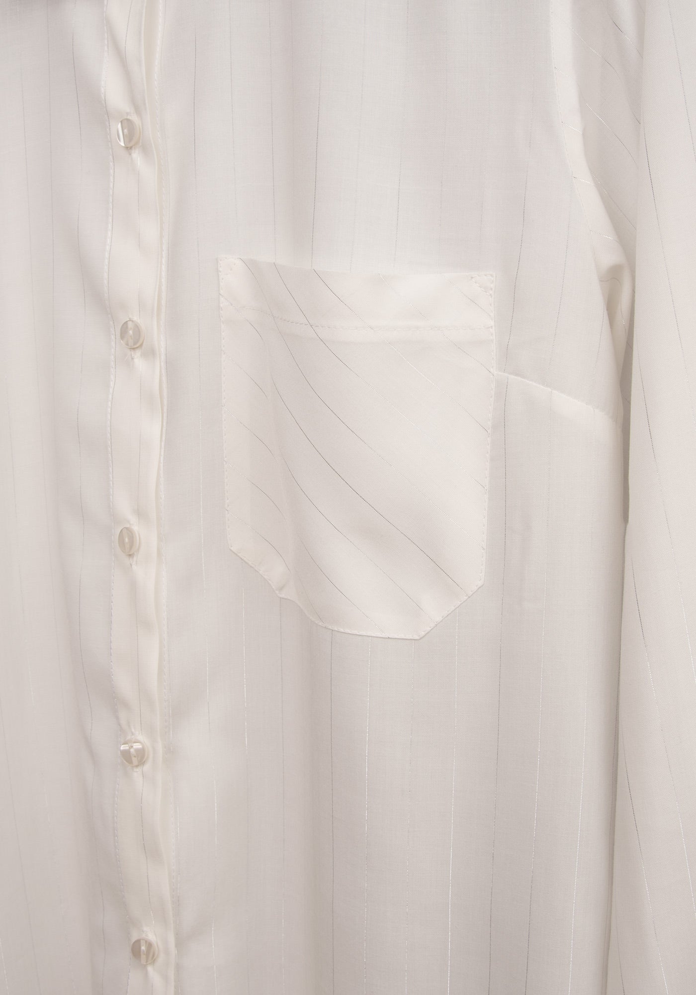 Дамска Риза с Удължен Силует в Бяло със Сребристо райе