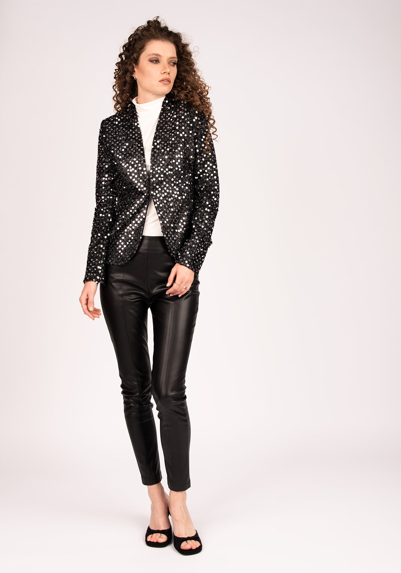 Вталено Дамско Сако от Черни Пайети със Сребрист Блясък