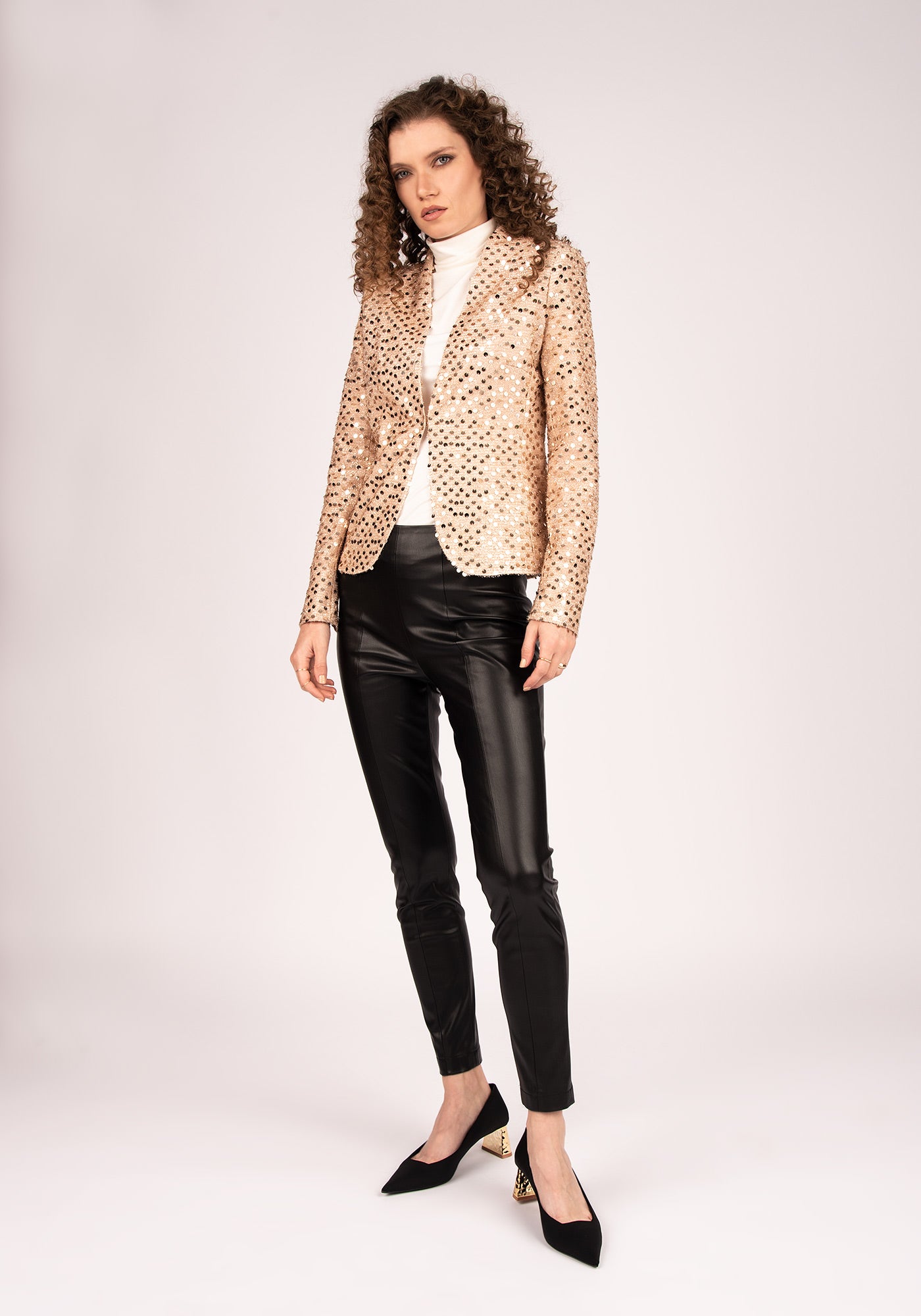 Вталено Дамско Сако от Златисти Пайети