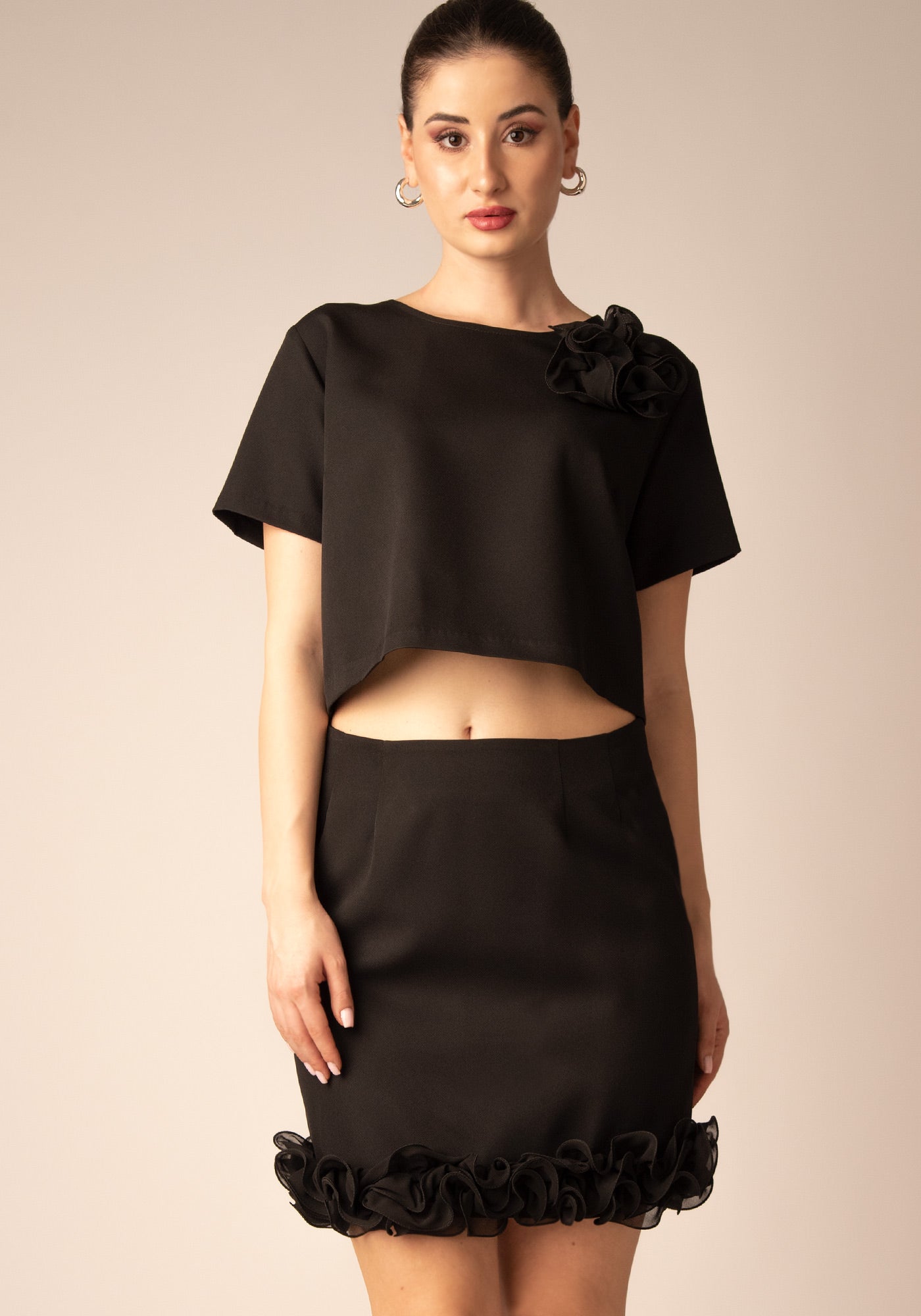 Cropped Топ с Релефно Цвете в Черно