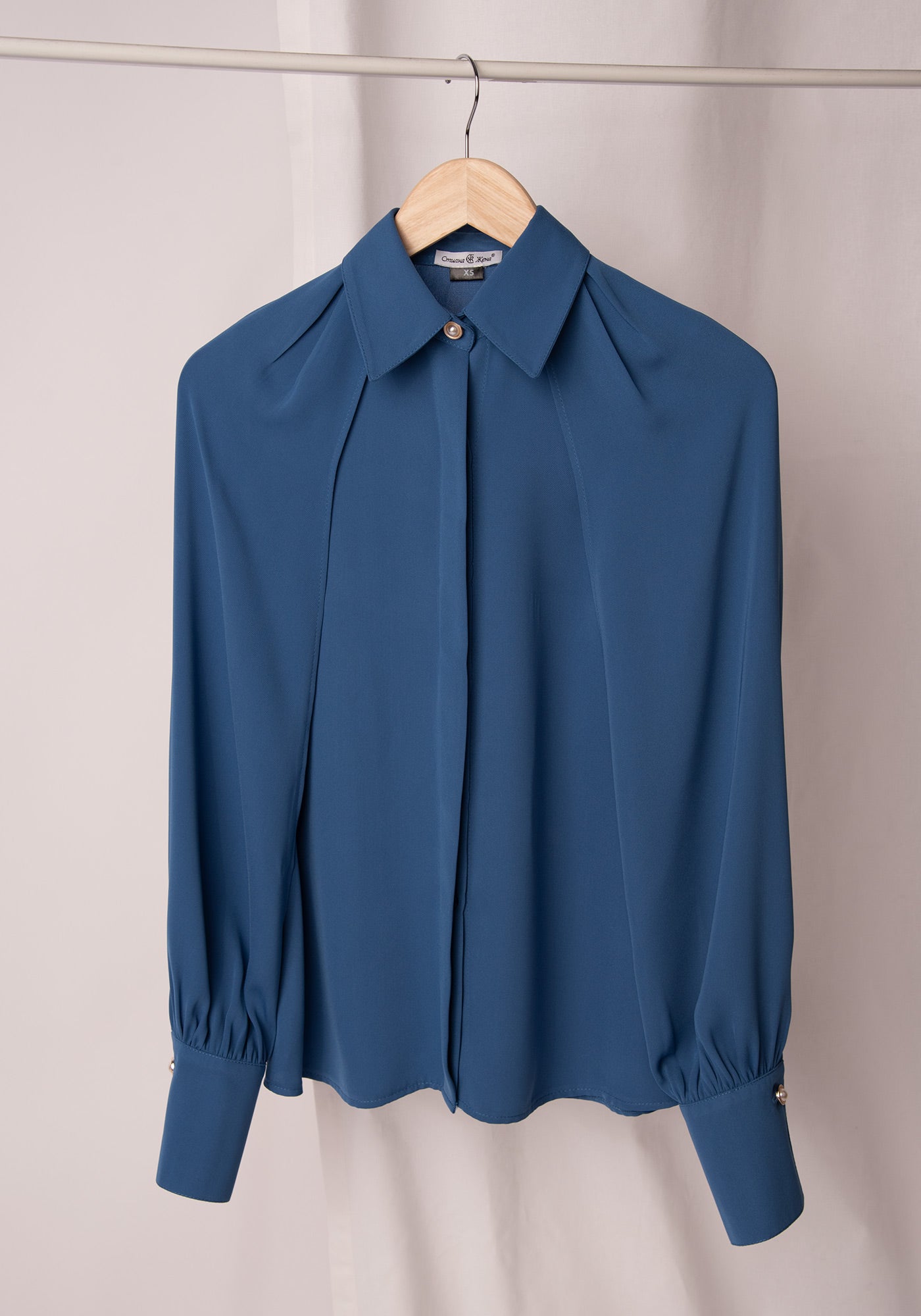 Елегантна Дамска Риза с Цепки на Ръкавите в Синьо