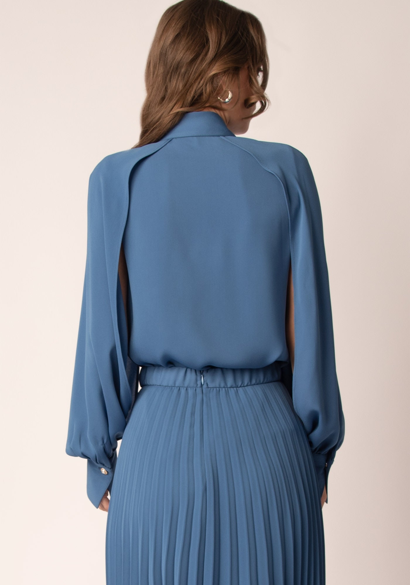 Елегантна Дамска Риза с Цепки на Ръкавите в Синьо