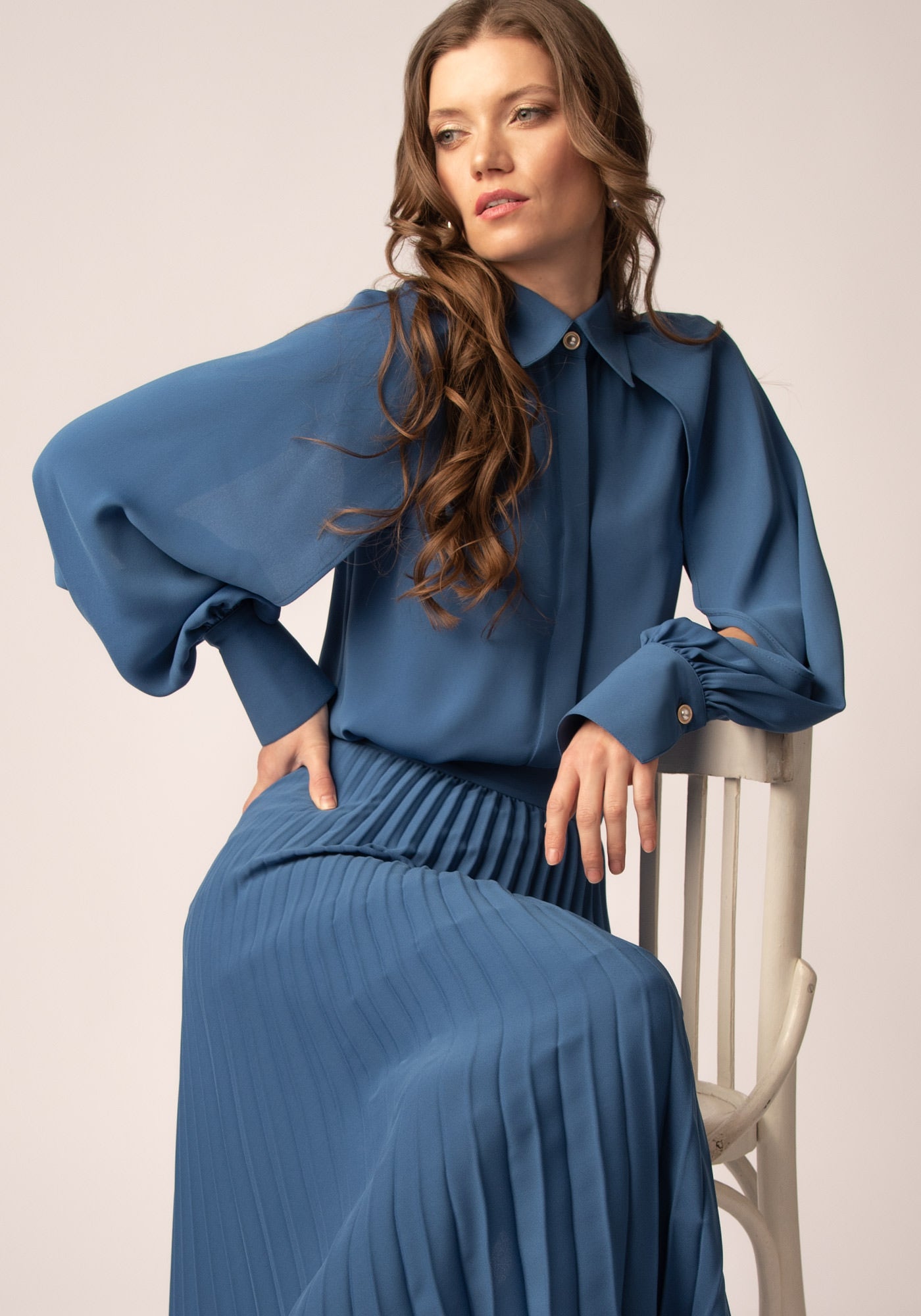 Елегантна Дамска Риза с Цепки на Ръкавите в Синьо