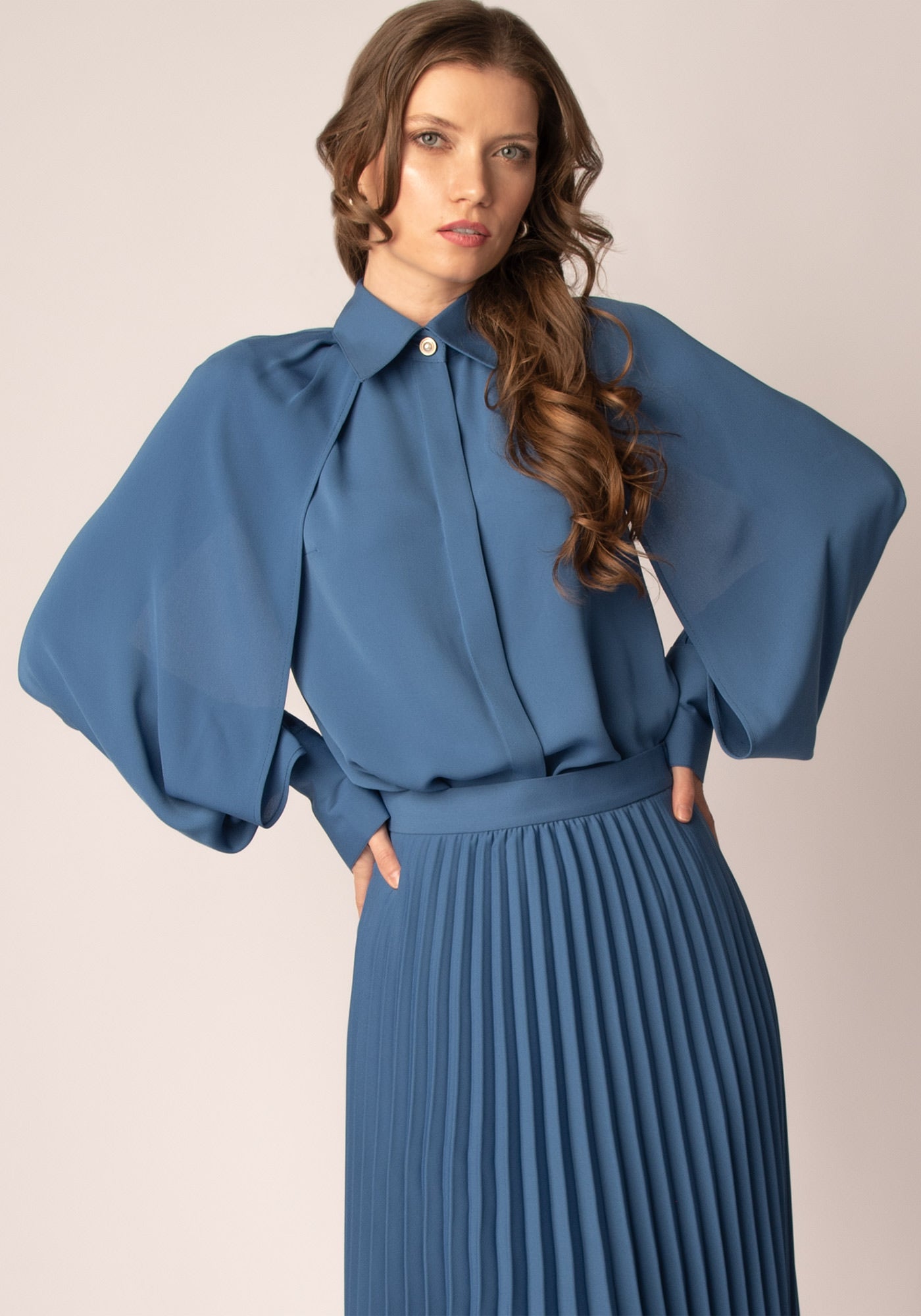 Елегантна Дамска Риза с Цепки на Ръкавите в Синьо