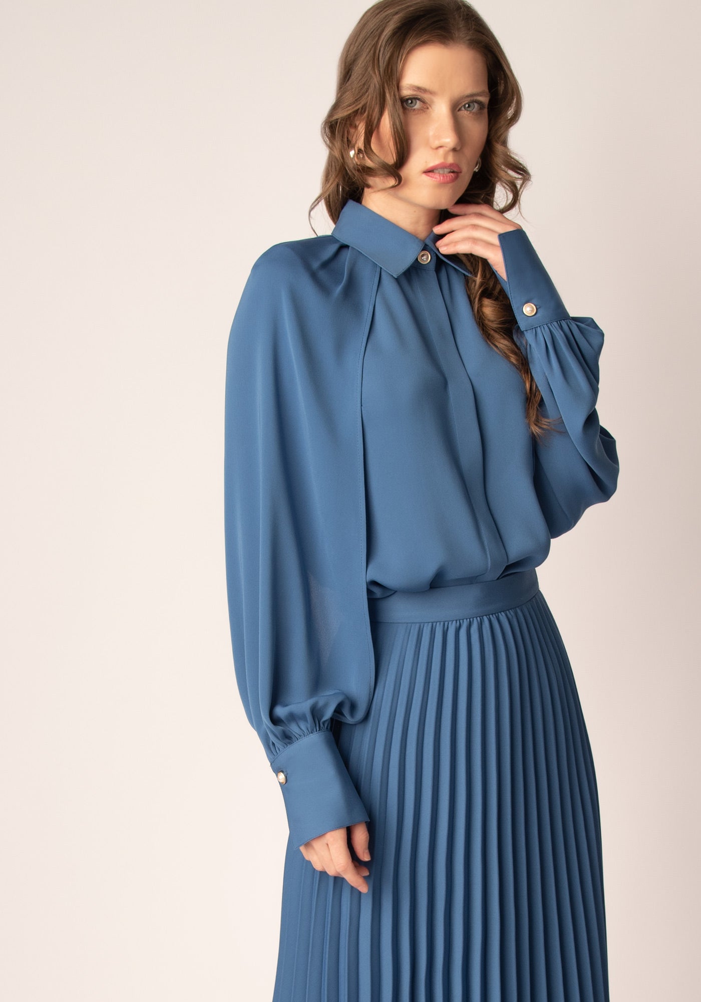 Елегантна Дамска Риза с Цепки на Ръкавите в Синьо