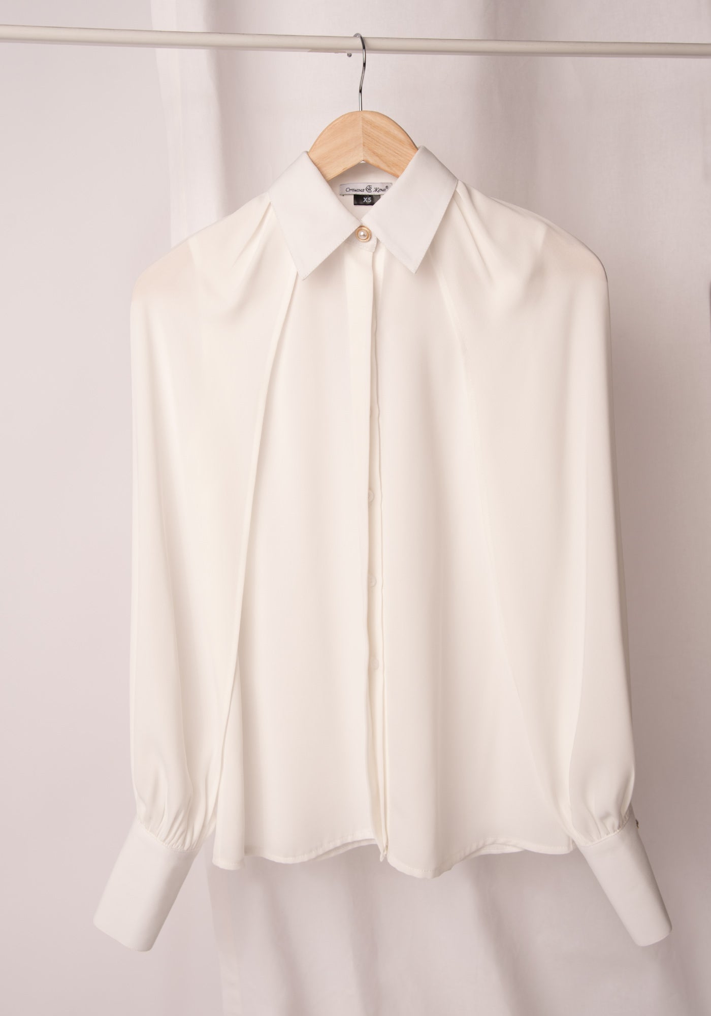 Елегантна Дамска Риза с Цепки на Ръкавите в Екрю