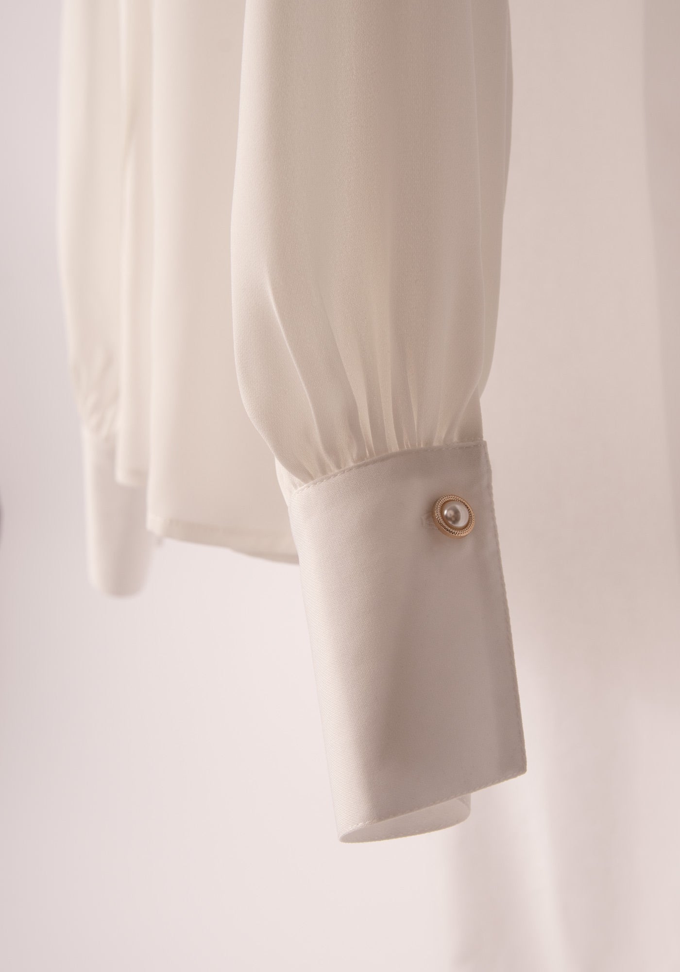 Елегантна Дамска Риза с Цепки на Ръкавите в Екрю