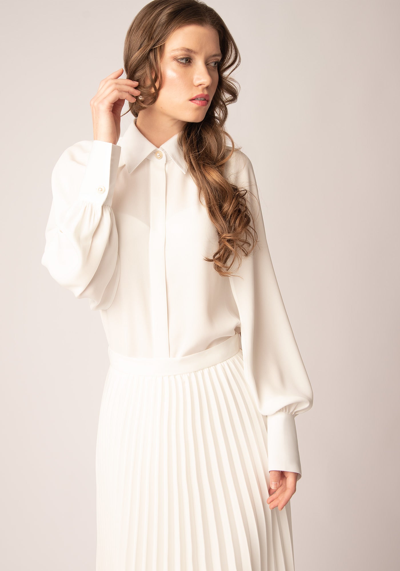 Елегантна Дамска Риза с Цепки на Ръкавите в Екрю