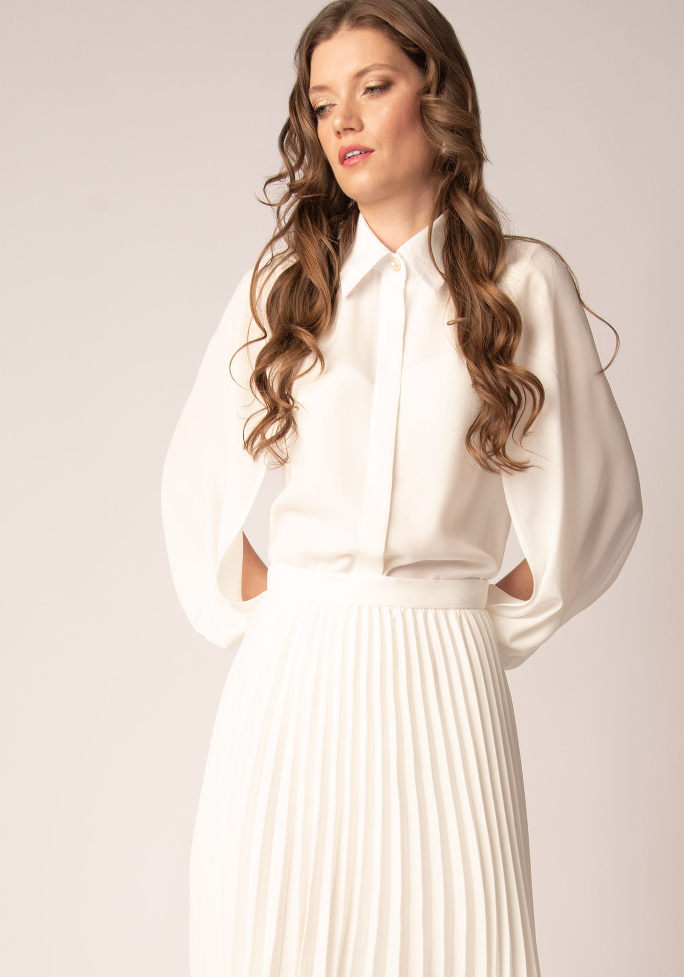 Елегантна Дамска Риза с Цепки на Ръкавите в Екрю