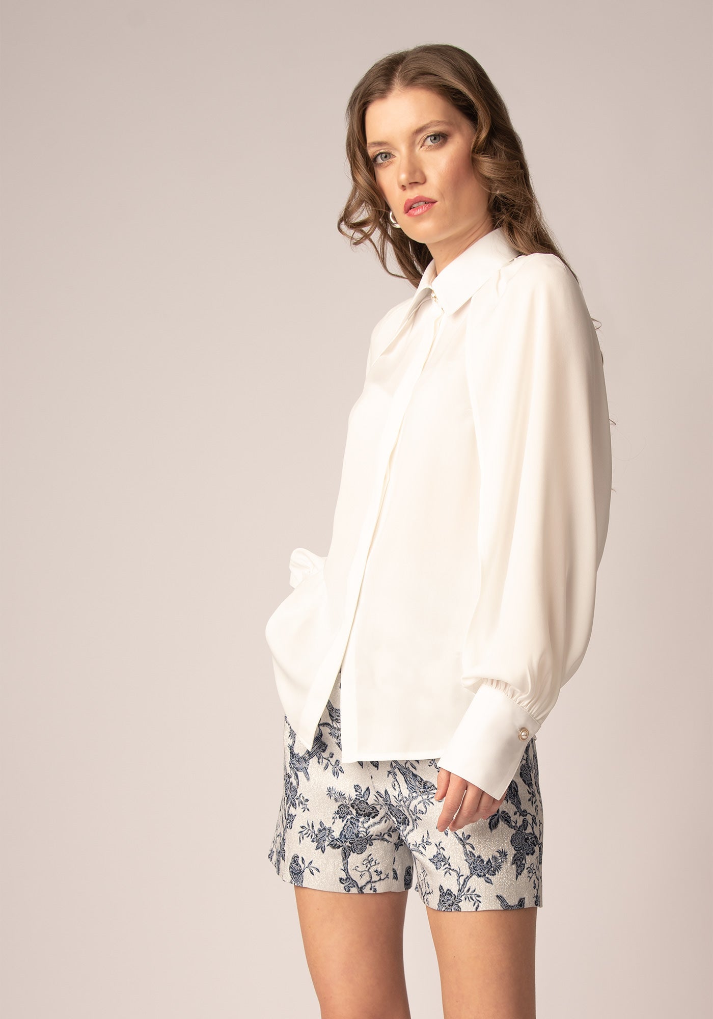 Елегантна Дамска Риза с Цепки на Ръкавите в Екрю