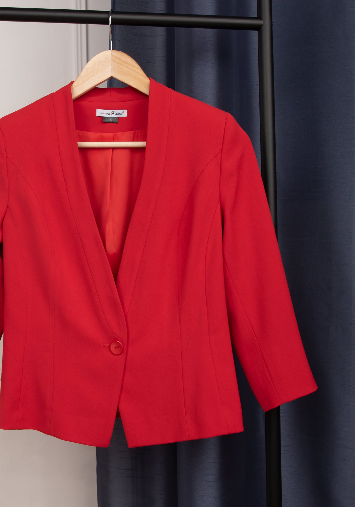 Вталено Дамско Сако без Ревер в Червено