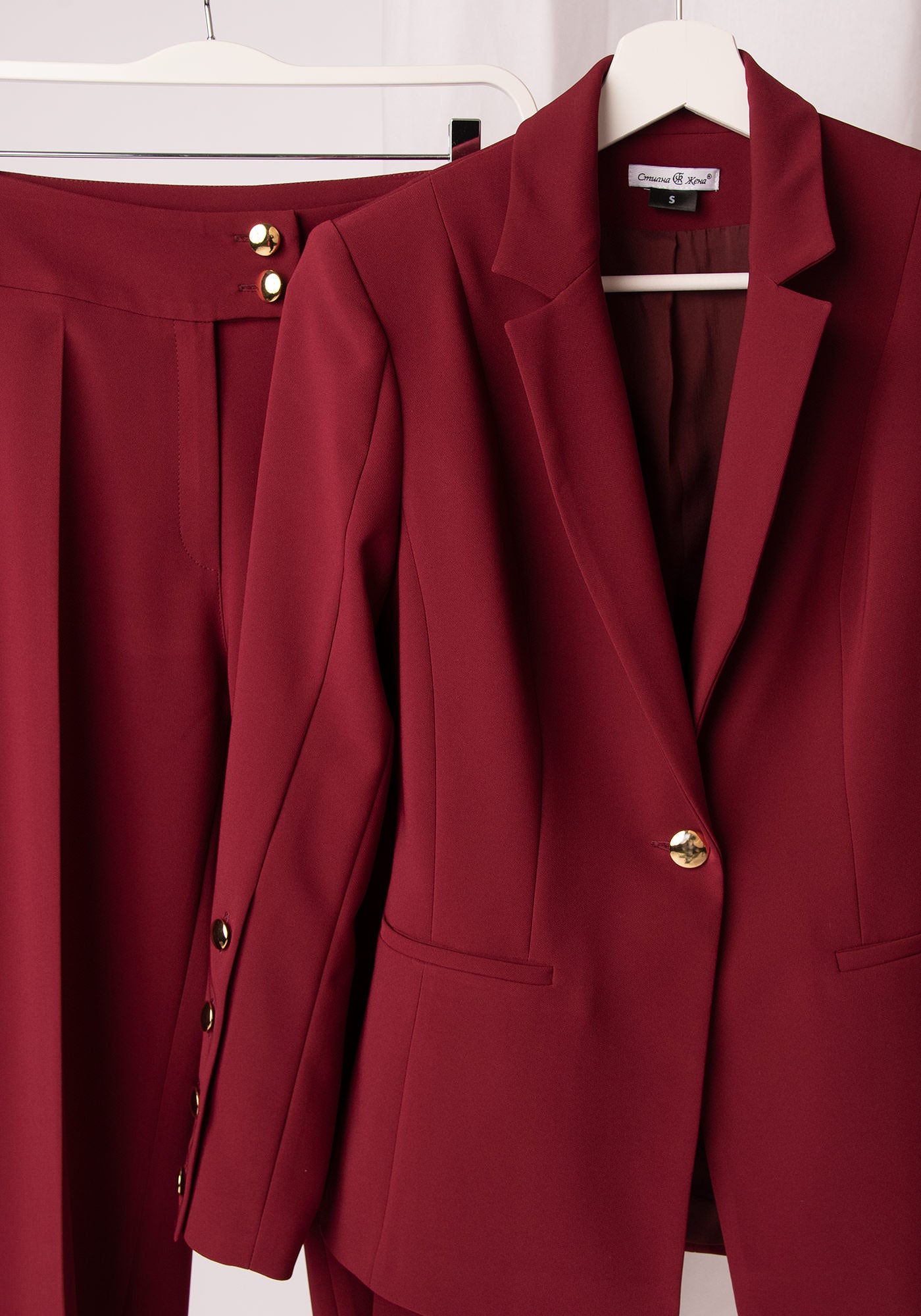 Разкроен Дамски Панталон със Златисти копчета в Бордо