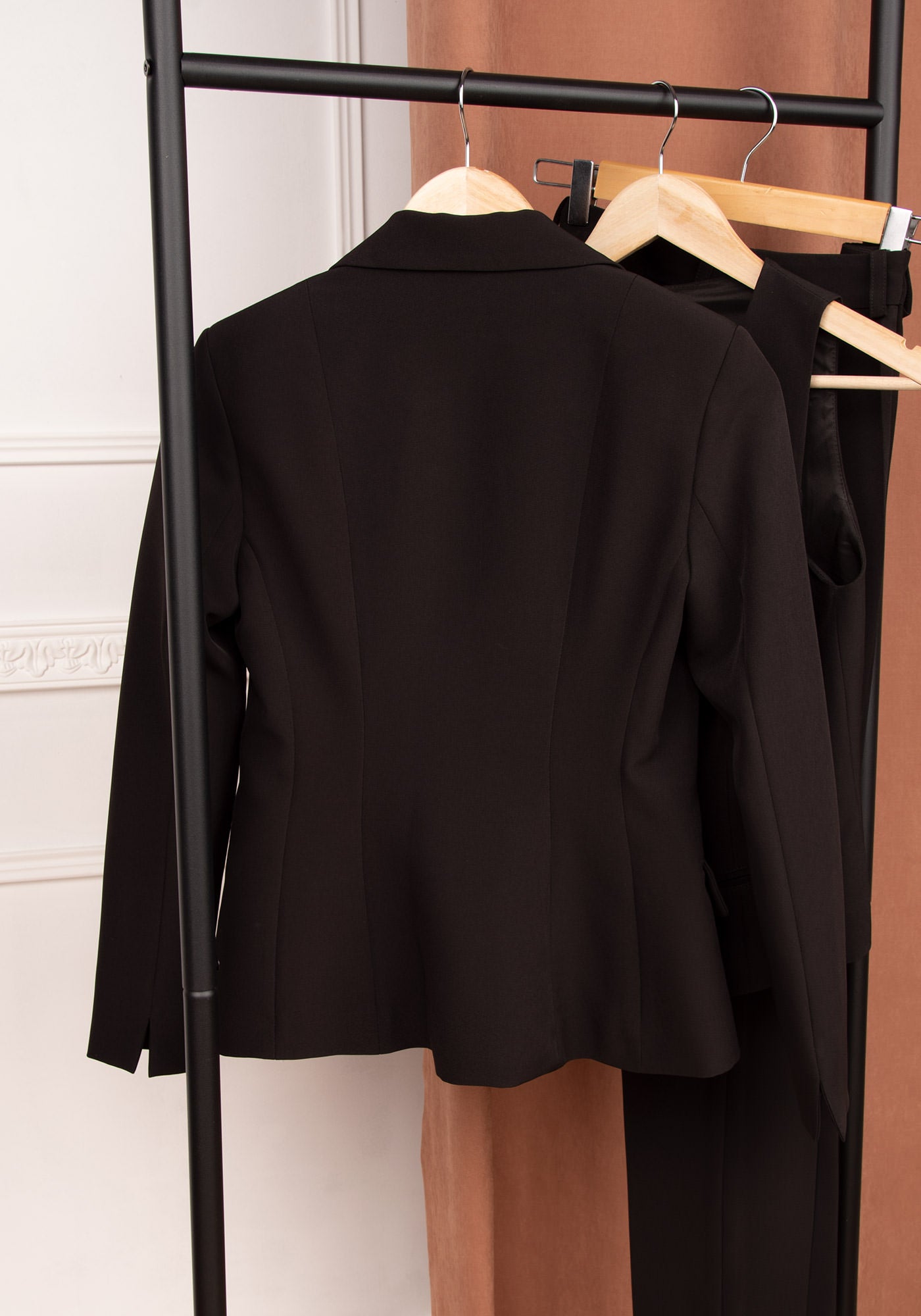 Women's Tailored Single Breasted Blazer in Black