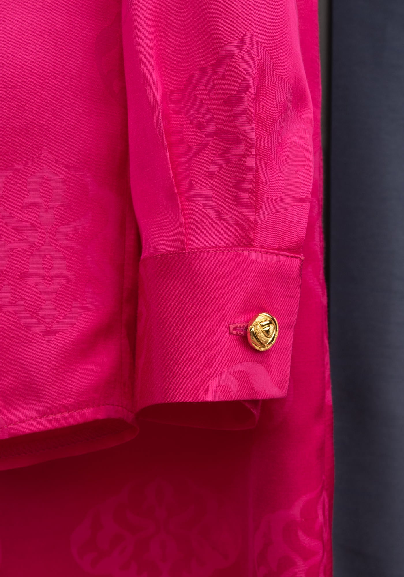 Елегантна Дамска Риза със Златни копчета в Цикламен цвят
