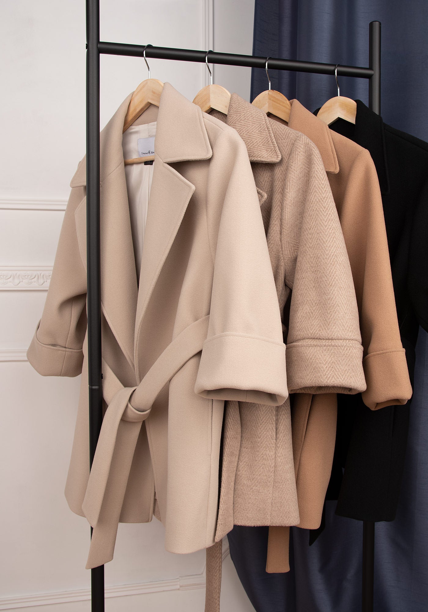 Късо Дамско Палто със Съдържание на Вълна в Черно