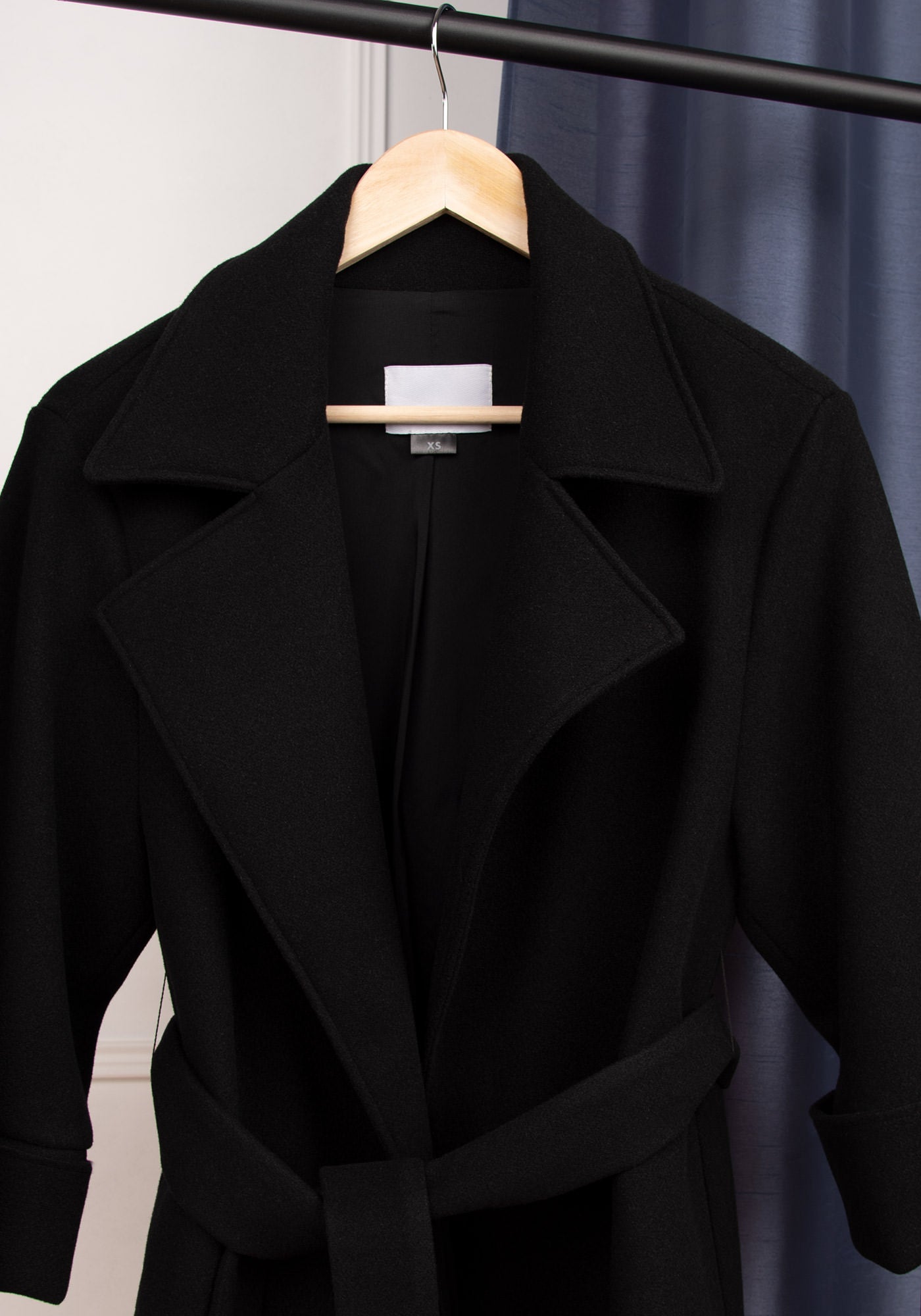 Късо Дамско Палто със Съдържание на Вълна в Черно