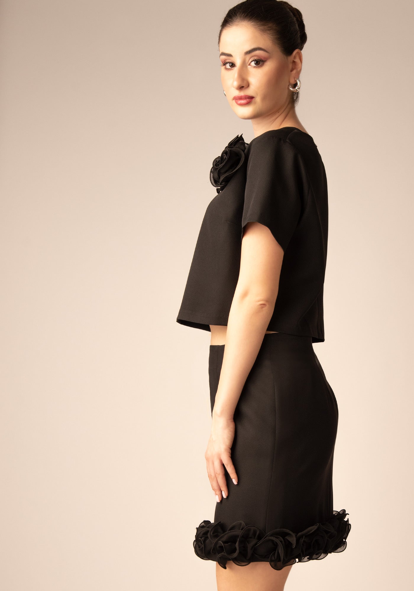 Cropped Топ с Релефно Цвете в Черно