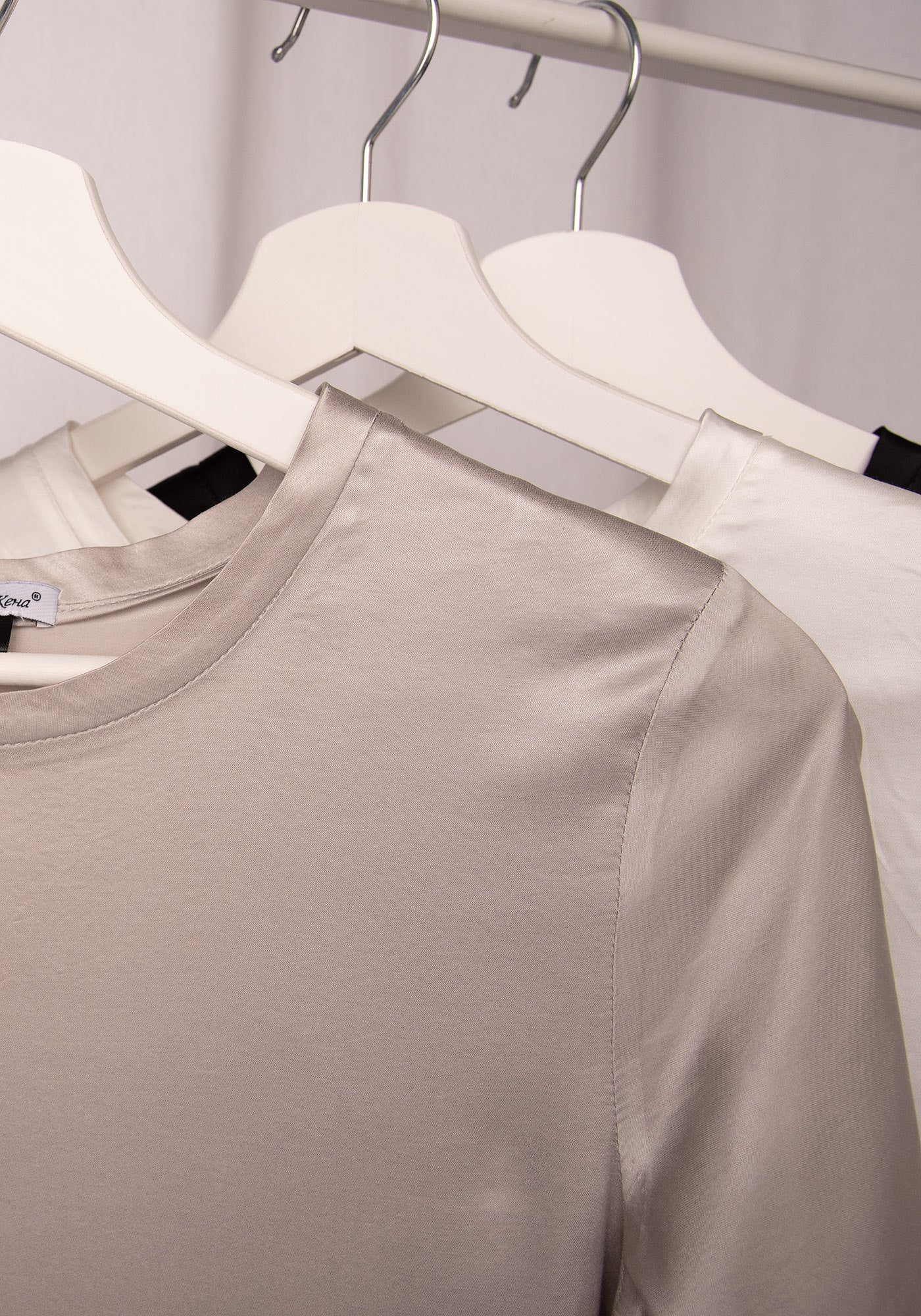 Блуза от Сатен с Къс Ръкав в Бледосиво