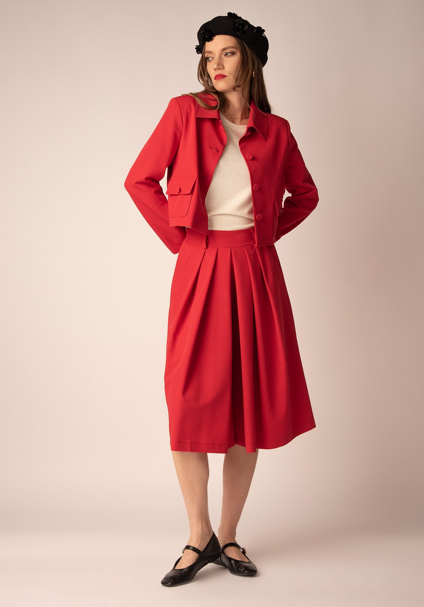 Късо Дамско Сако в Червено