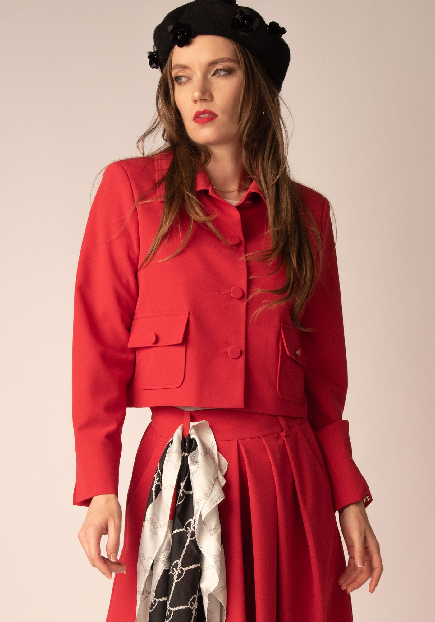 Късо Дамско Сако в Червено