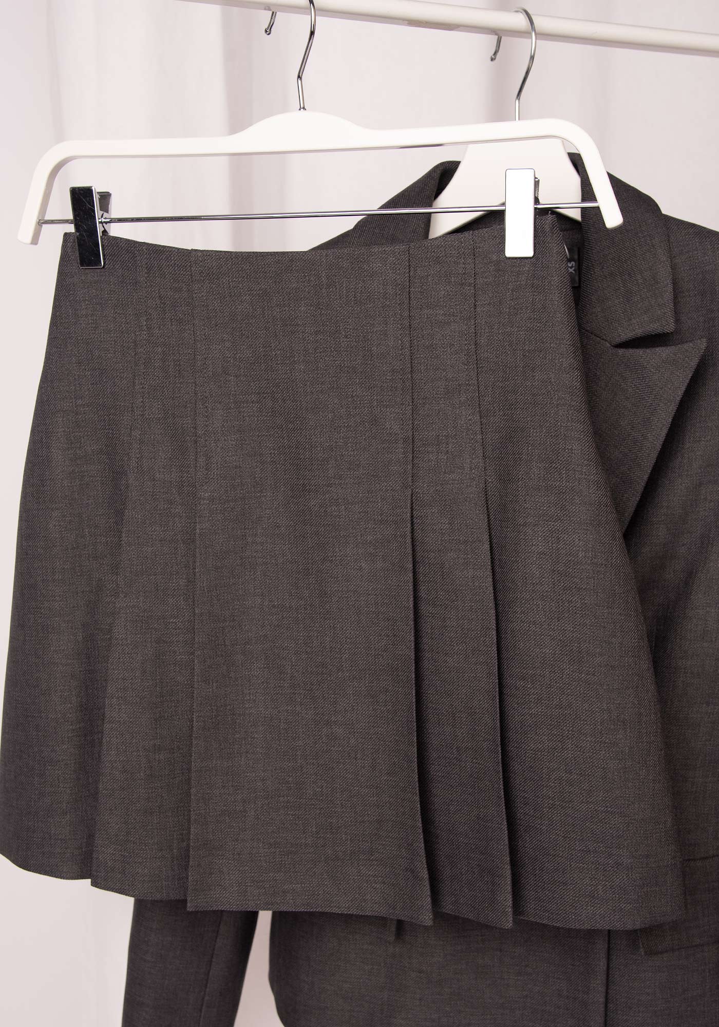 Мини Пола с Плисета в Сиво