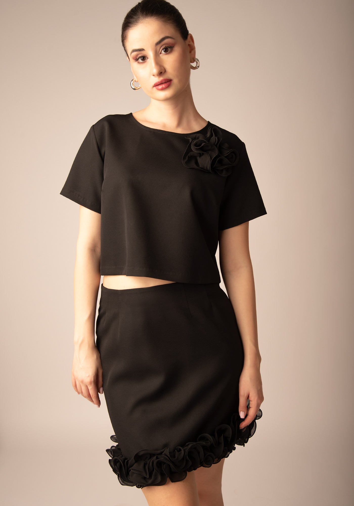Cropped Топ с Релефно Цвете в Черно