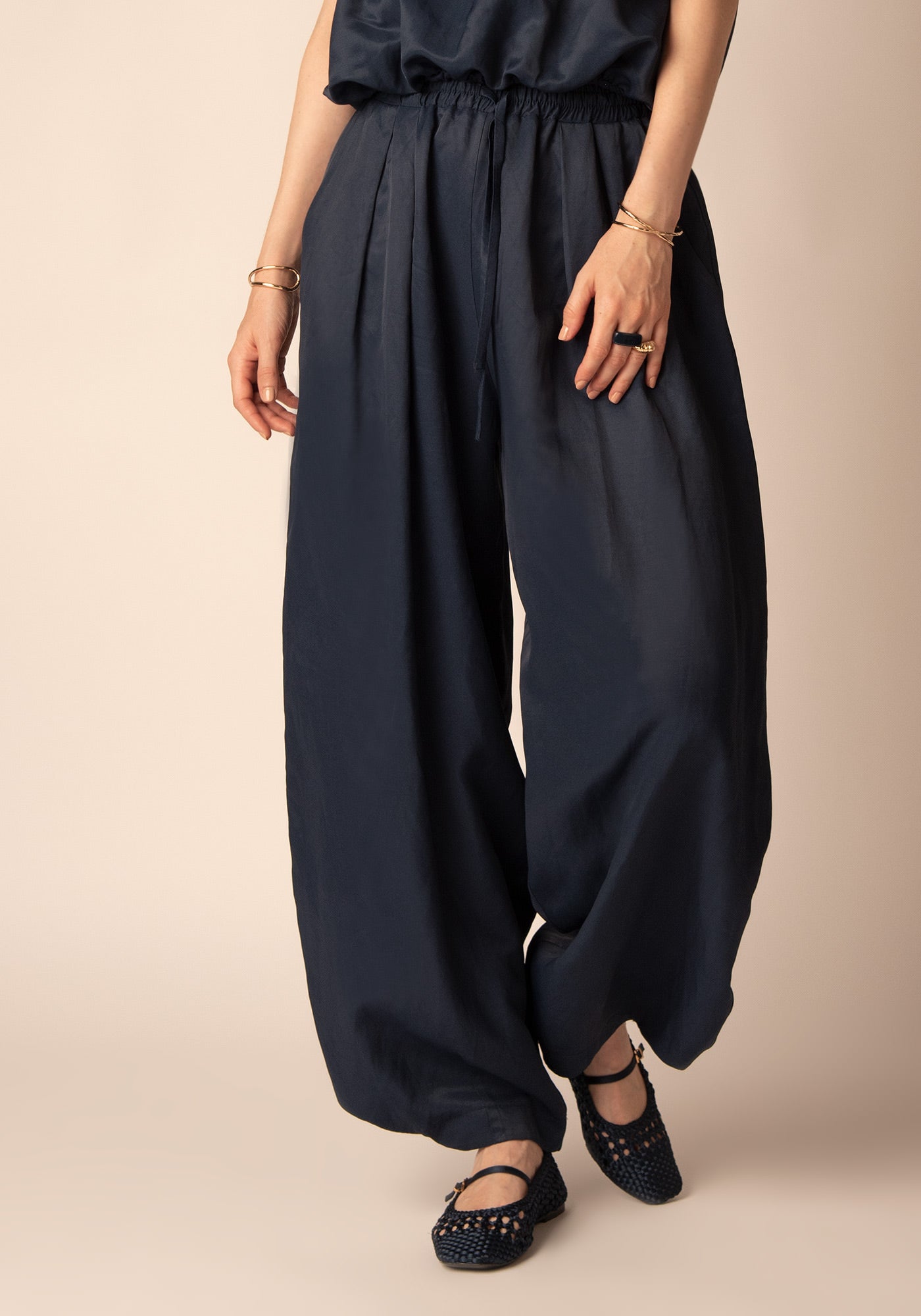 Relaxed Barrel Leg Trousers in Navy